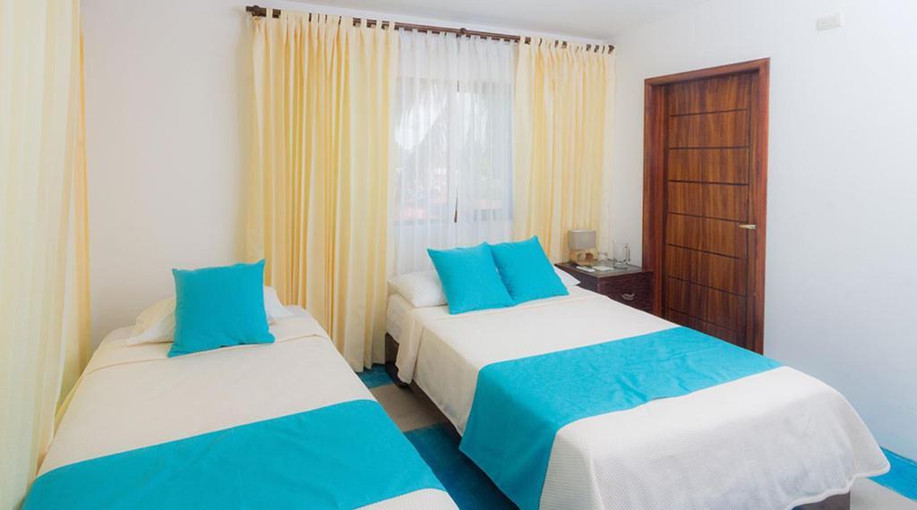 Cormorant Beach House Bed & Breakfast Puerto Villamil Room photo